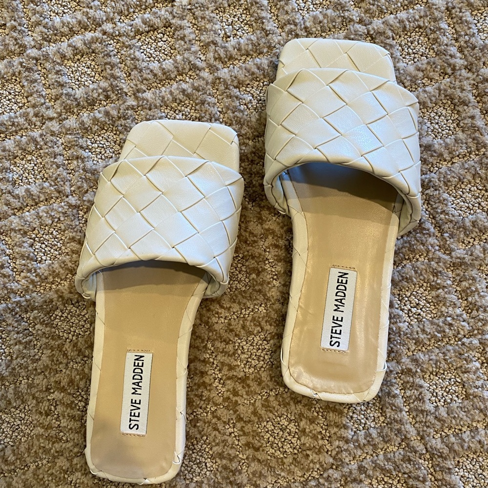 Steve Madden melyza off white sandal. Size 5